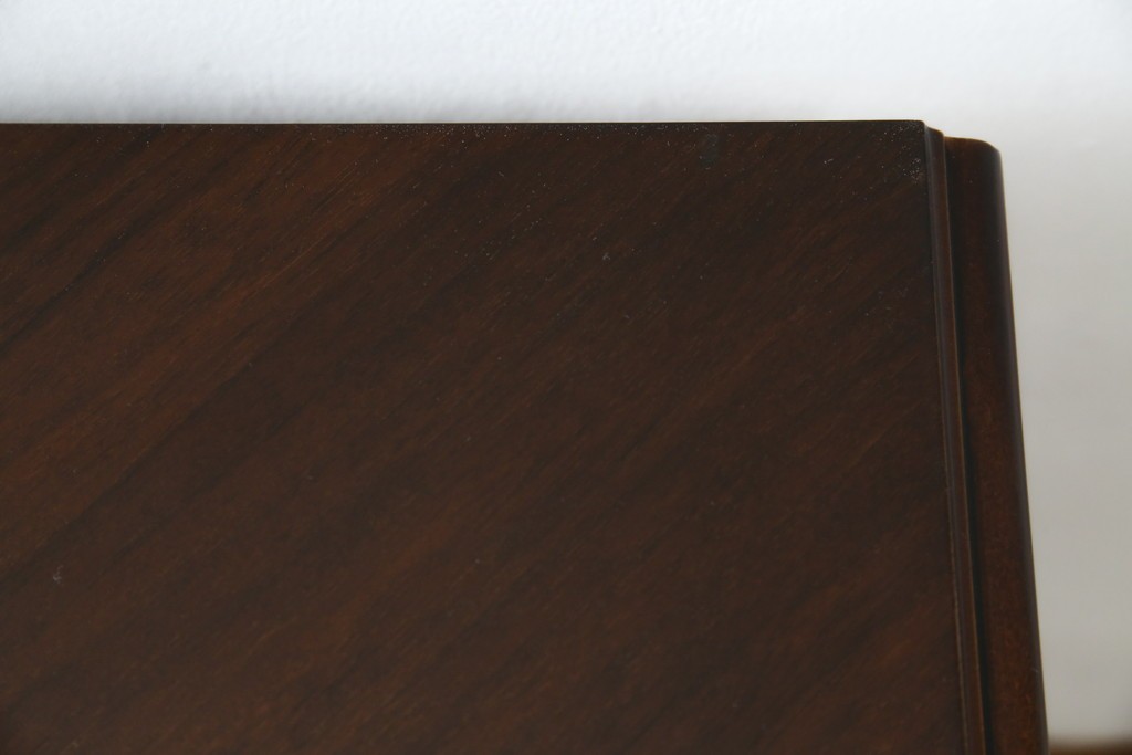 中古　美品　フランスベッド取り扱い　スペイン製　Slumberland(スランバーランド)　エレガントな空間づくりにおすすめのナイトテーブル　(R-065603)