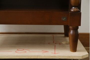 中古　美品　フランスベッド取り扱い　スペイン製　Slumberland(スランバーランド)　エレガントな空間づくりにおすすめのナイトテーブル　(R-065603)