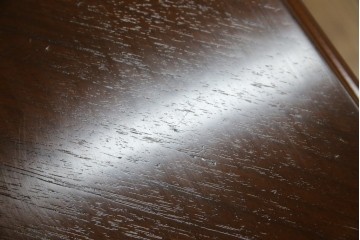 中古　美品　フランスベッド取り扱い　スペイン製　Slumberland(スランバーランド)　エレガントな空間づくりにおすすめのナイトテーブル　(R-065603)