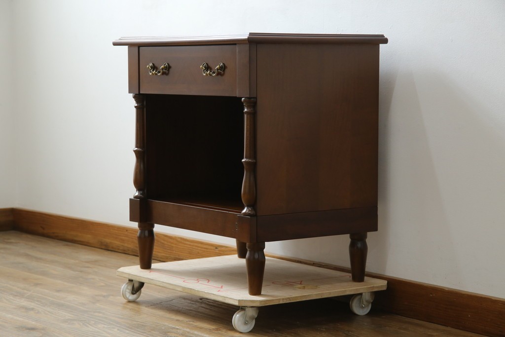 中古　美品　フランスベッド取り扱い　スペイン製　Slumberland(スランバーランド)　エレガントな空間づくりにおすすめのナイトテーブル　(R-065603)