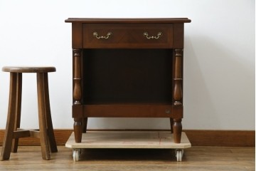 中古　美品　フランスベッド取り扱い　スペイン製　Slumberland(スランバーランド)　エレガントな空間づくりにおすすめのナイトテーブル　(R-065603)