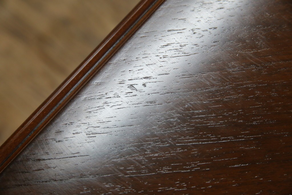 中古　美品　フランスベッド取り扱い　スペイン製　Slumberland(スランバーランド)　エレガントな空間づくりにおすすめのナイトテーブル　(R-065603)