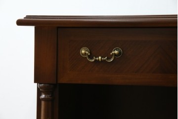 中古　美品　フランスベッド取り扱い　スペイン製　Slumberland(スランバーランド)　エレガントな空間づくりにおすすめのナイトテーブル　(R-065603)