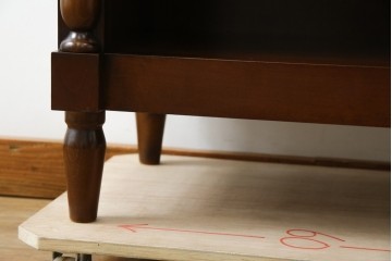 中古　美品　フランスベッド取り扱い　スペイン製　Slumberland(スランバーランド)　エレガントな空間づくりにおすすめのナイトテーブル　(R-065603)