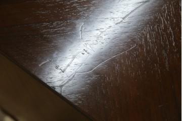 中古　美品　フランスベッド取り扱い　スペイン製　Slumberland(スランバーランド)　エレガントな空間づくりにおすすめのナイトテーブル　(R-065603)