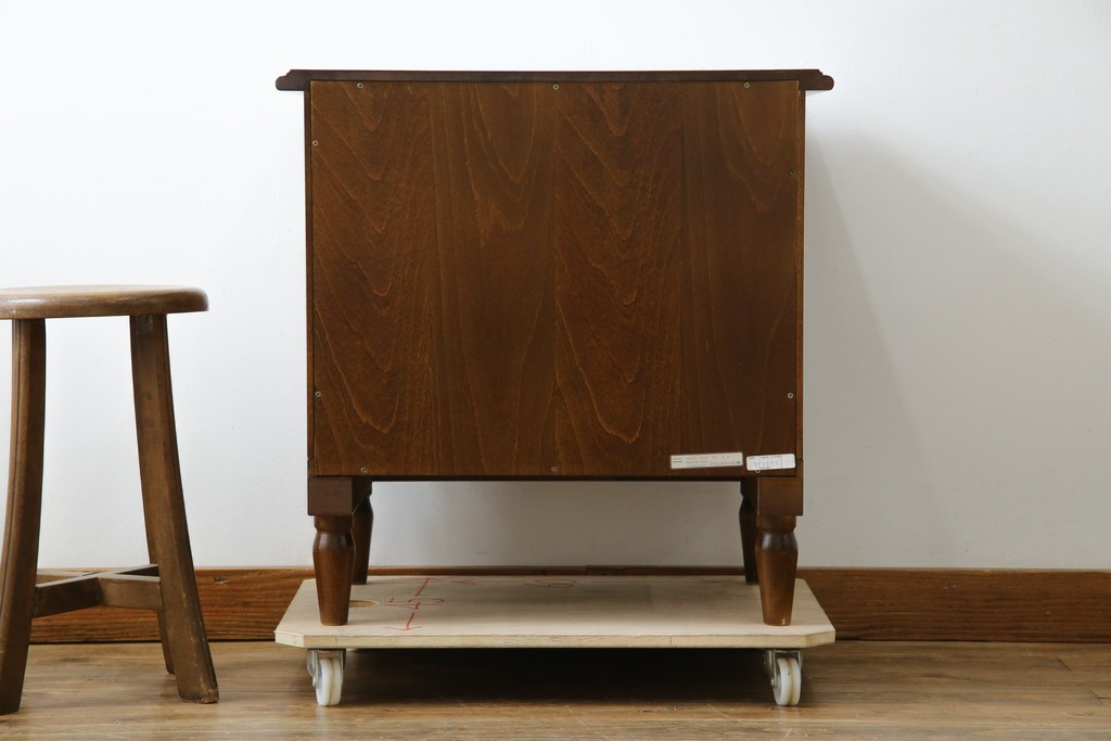 中古　美品　フランスベッド取り扱い　スペイン製　Slumberland(スランバーランド)　エレガントな空間づくりにおすすめのナイトテーブル　(R-065603)