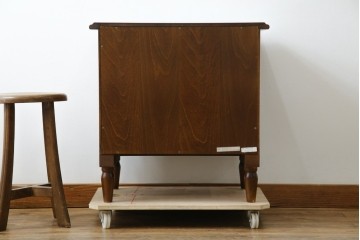 中古　美品　フランスベッド取り扱い　スペイン製　Slumberland(スランバーランド)　エレガントな空間づくりにおすすめのナイトテーブル　(R-065603)