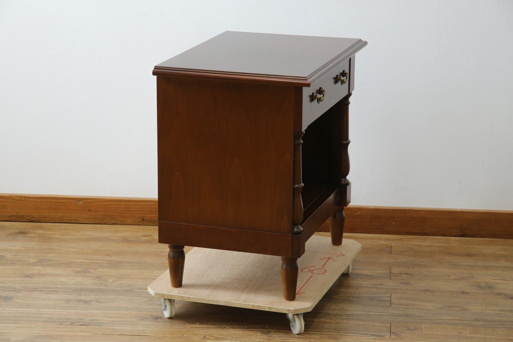 中古　美品　フランスベッド取り扱い　スペイン製　Slumberland(スランバーランド)　エレガントな空間づくりにおすすめのナイトテーブル　(R-065603)