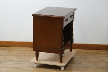 中古　美品　フランスベッド取り扱い　スペイン製　Slumberland(スランバーランド)　エレガントな空間づくりにおすすめのナイトテーブル　(R-065603)