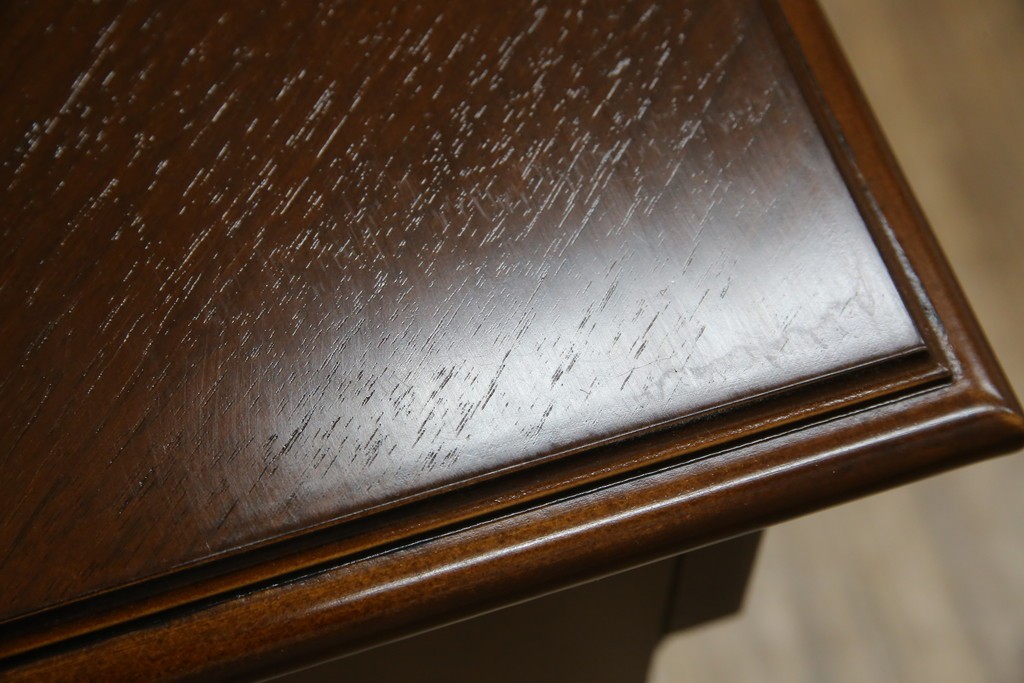 中古　美品　フランスベッド取り扱い　スペイン製　Slumberland(スランバーランド)　エレガントな空間づくりにおすすめのナイトテーブル　(R-065603)