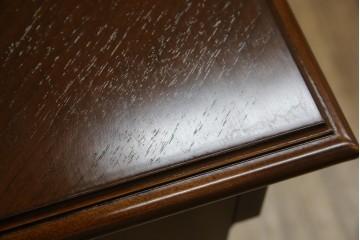 中古　美品　フランスベッド取り扱い　スペイン製　Slumberland(スランバーランド)　エレガントな空間づくりにおすすめのナイトテーブル　(R-065603)