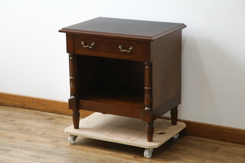 中古　美品　フランスベッド取り扱い　スペイン製　Slumberland(スランバーランド)　エレガントな空間づくりにおすすめのナイトテーブル　(R-065603)