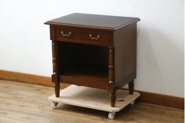 中古　美品　フランスベッド取り扱い　スペイン製　Slumberland(スランバーランド)　エレガントな空間づくりにおすすめのナイトテーブル　(R-065603)