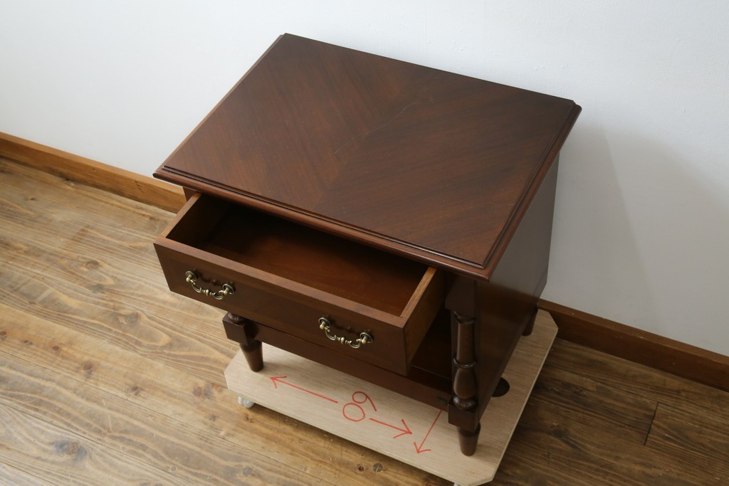 中古　美品　フランスベッド取り扱い　スペイン製　Slumberland(スランバーランド)　エレガントな空間づくりにおすすめのナイトテーブル　(R-065603)