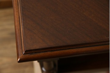 中古　美品　フランスベッド取り扱い　スペイン製　Slumberland(スランバーランド)　エレガントな空間づくりにおすすめのナイトテーブル　(R-065603)