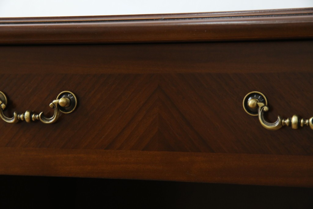 中古　美品　フランスベッド取り扱い　スペイン製　Slumberland(スランバーランド)　エレガントな空間づくりにおすすめのナイトテーブル　(R-065603)