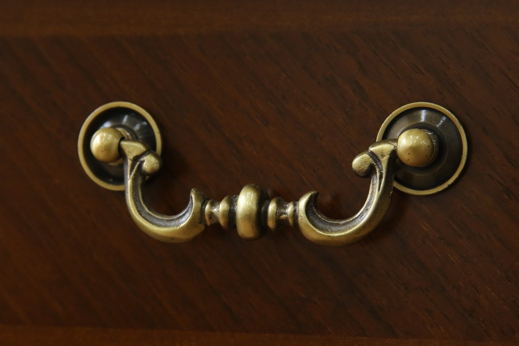 中古　美品　フランスベッド取り扱い　スペイン製　Slumberland(スランバーランド)　エレガントな空間づくりにおすすめのナイトテーブル　(R-065603)