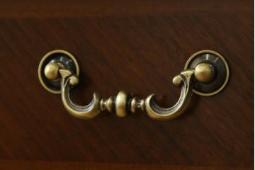 中古　美品　フランスベッド取り扱い　スペイン製　Slumberland(スランバーランド)　エレガントな空間づくりにおすすめのナイトテーブル　(R-065603)