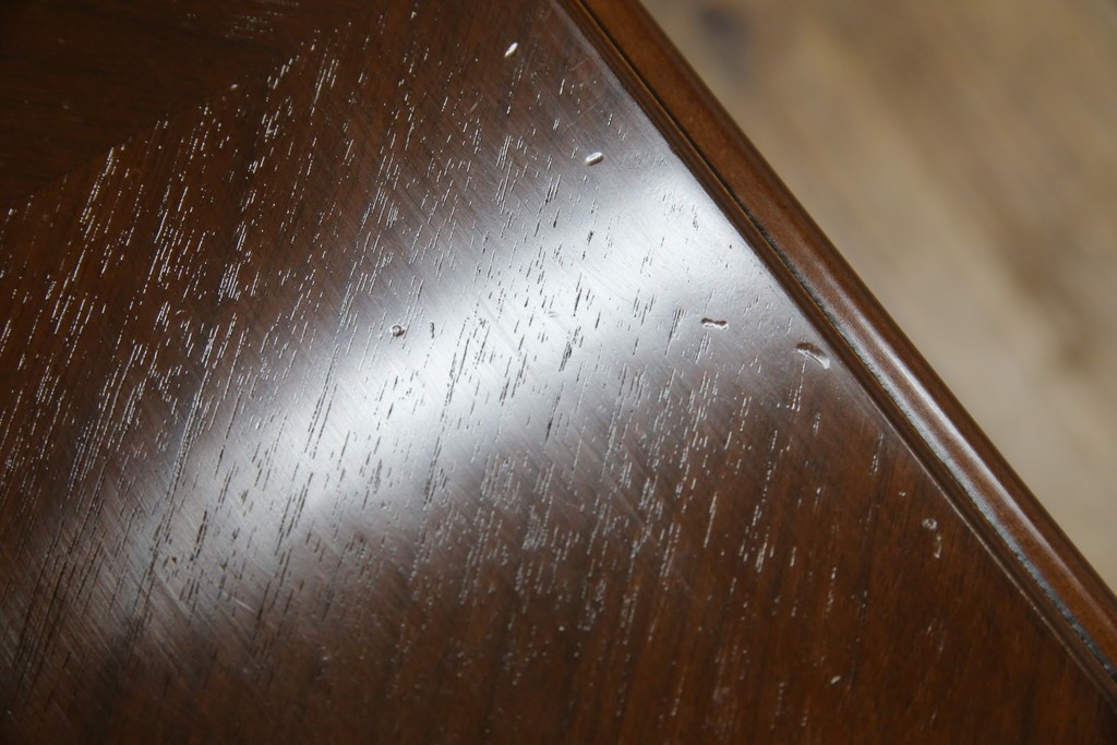 中古　美品　フランスベッド取り扱い　スペイン製　Slumberland(スランバーランド)　エレガントな空間づくりにおすすめのナイトテーブル　(R-065603)