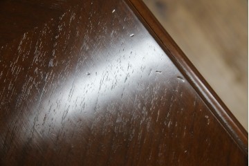 中古　美品　フランスベッド取り扱い　スペイン製　Slumberland(スランバーランド)　エレガントな空間づくりにおすすめのナイトテーブル　(R-065603)