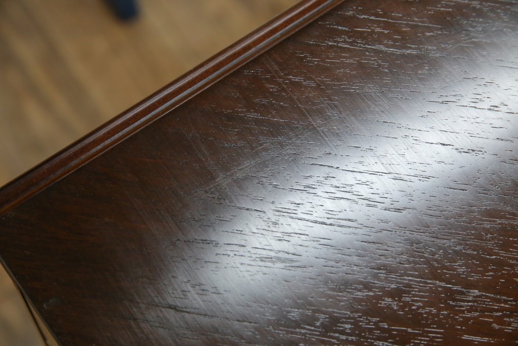 中古　美品　フランスベッド取り扱い　スペイン製　Slumberland(スランバーランド)　エレガントな空間づくりにおすすめのナイトテーブル　(R-065603)