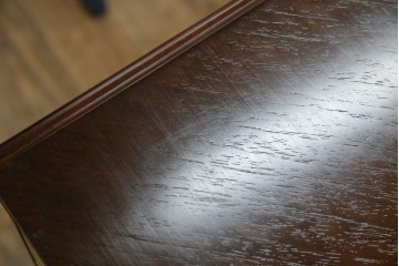 中古　美品　フランスベッド取り扱い　スペイン製　Slumberland(スランバーランド)　エレガントな空間づくりにおすすめのナイトテーブル　(R-065603)