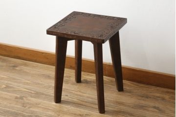 中古　美品　軽井沢彫り　縁取りされた桜の意匠が目を惹くサイドテーブル(スツール、花台、飾り台)(R-065608)