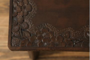 中古　美品　軽井沢彫り　縁取りされた桜の意匠が目を惹くサイドテーブル(スツール、花台、飾り台)(R-065608)