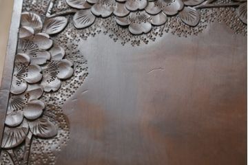 中古　美品　軽井沢彫り　縁取りされた桜の意匠が目を惹くサイドテーブル(スツール、花台、飾り台)(R-065608)