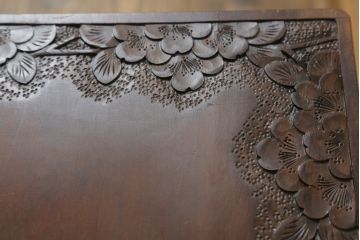中古　美品　軽井沢彫り　縁取りされた桜の意匠が目を惹くサイドテーブル(スツール、花台、飾り台)(R-065608)
