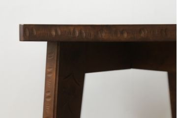 中古　美品　軽井沢彫り　縁取りされた桜の意匠が目を惹くサイドテーブル(スツール、花台、飾り台)(R-065608)