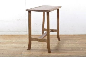 中古　美品　軽井沢彫り　緩やかにカーブした脚のデザインが目を惹くサイドテーブル(カフェテーブル、コーヒーテーブル、花台、飾り台)(R-065609)
