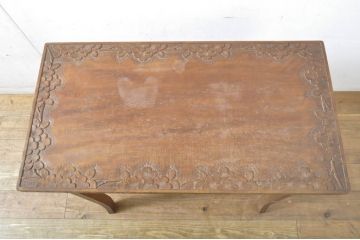 中古　美品　軽井沢彫り　緩やかにカーブした脚のデザインが目を惹くサイドテーブル(カフェテーブル、コーヒーテーブル、花台、飾り台)(R-065609)