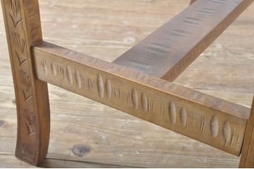 中古　美品　軽井沢彫り　緩やかにカーブした脚のデザインが目を惹くサイドテーブル(カフェテーブル、コーヒーテーブル、花台、飾り台)(R-065609)