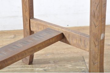 中古　美品　軽井沢彫り　緩やかにカーブした脚のデザインが目を惹くサイドテーブル(カフェテーブル、コーヒーテーブル、花台、飾り台)(R-065609)