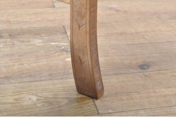 中古　美品　軽井沢彫り　緩やかにカーブした脚のデザインが目を惹くサイドテーブル(カフェテーブル、コーヒーテーブル、花台、飾り台)(R-065609)