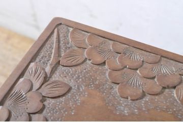 中古　美品　軽井沢彫り　緩やかにカーブした脚のデザインが目を惹くサイドテーブル(カフェテーブル、コーヒーテーブル、花台、飾り台)(R-065609)