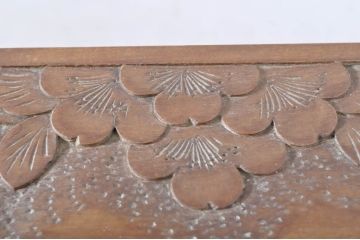 中古　美品　軽井沢彫り　緩やかにカーブした脚のデザインが目を惹くサイドテーブル(カフェテーブル、コーヒーテーブル、花台、飾り台)(R-065609)