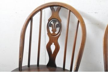 イギリスビンテージ　ERCOL(アーコール)　アザミの透かし彫りが上品な印象を与えるシスルバックチェア2脚セット(椅子、イス、板座チェア、ダイニングチェア、ウィンザーチェア、ウインザーチェア、ヴィンテージ、英国)(R-065623)
