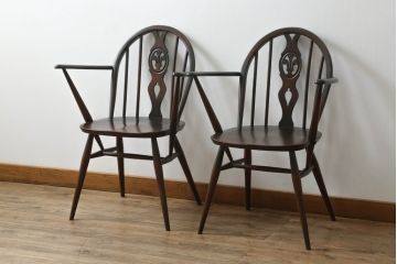 イギリスビンテージ　ERCOL(アーコール)　アザミの透かし彫りが上品な印象を与えるシスルバックアームチェア2脚セット(椅子、ダイニングチェア、板座チェア、イス、ウィンザーチェア、ウインザーチェア、ヴィンテージ、英国)(R-065624)