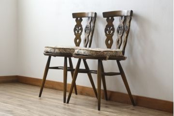 イギリスビンテージ　ERCOL(アーコール)　クッション付き　上品な佇まいのシスルバックチェア2脚セット(ダイニングチェア、椅子、イス、板座チェア、ウィンザーチェア、ウインザーチェア、ヴィンテージ、英国、バラ売り可能)(R-065626)