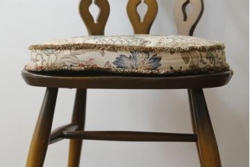 イギリスビンテージ　ERCOL(アーコール)　クッション付き　上品な佇まいのシスルバックチェア2脚セット(ダイニングチェア、椅子、イス、板座チェア、ウィンザーチェア、ウインザーチェア、ヴィンテージ、英国、バラ売り可能)(R-065626)