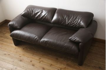 中古　Cassina(カッシーナ)　MARALUNGA(マラルンガ)　本革(レザー)　高級感漂う佇まいが魅力の2人掛けソファ(2P、二人掛け)(R-065637)