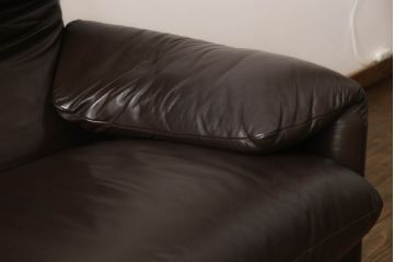 中古　Cassina(カッシーナ)　MARALUNGA(マラルンガ)　本革(レザー)　高級感漂う佇まいが魅力の2人掛けソファ(2P、二人掛け)(R-065637)