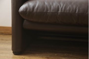中古　Cassina(カッシーナ)　MARALUNGA(マラルンガ)　本革(レザー)　高級感漂う佇まいが魅力の2人掛けソファ(2P、二人掛け)(R-065637)