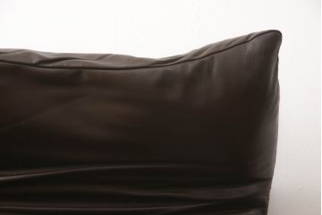 中古　Cassina(カッシーナ)　MARALUNGA(マラルンガ)　本革(レザー)　高級感漂う佇まいが魅力の2人掛けソファ(2P、二人掛け)(R-065637)