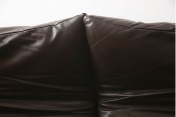 中古　Cassina(カッシーナ)　MARALUNGA(マラルンガ)　本革(レザー)　高級感漂う佇まいが魅力の2人掛けソファ(2P、二人掛け)(R-065637)