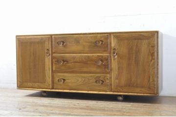 イギリスビンテージ　ERCOL(アーコール)　優しい木の温もり溢れるキャスター付きウィンザーサイドボード(リビングボード、サイドキャビネット、テレビ台、収納棚、戸棚、ヴィンテージ、英国)(R-065644)