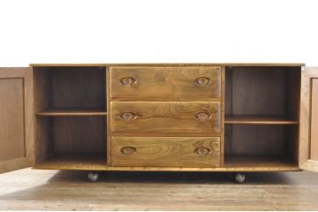 イギリスビンテージ　ERCOL(アーコール)　優しい木の温もり溢れるキャスター付きウィンザーサイドボード(リビングボード、サイドキャビネット、テレビ台、収納棚、戸棚、ヴィンテージ、英国)(R-065644)