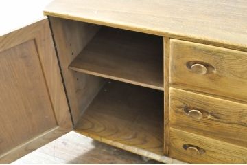 イギリスビンテージ　ERCOL(アーコール)　優しい木の温もり溢れるキャスター付きウィンザーサイドボード(リビングボード、サイドキャビネット、テレビ台、収納棚、戸棚、ヴィンテージ、英国)(R-065644)